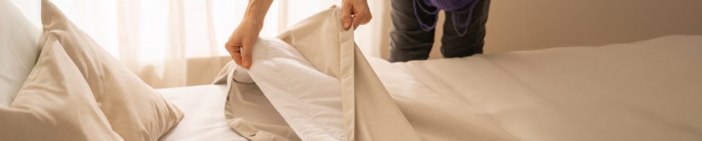 Persona guardando un acolchado