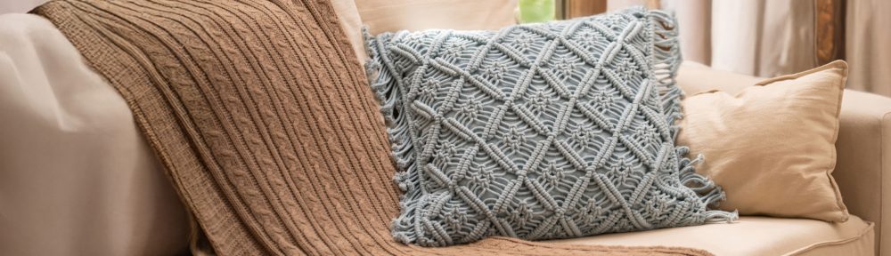 Mantas y Almohadones para Decorar tu Balcón Pequeño.