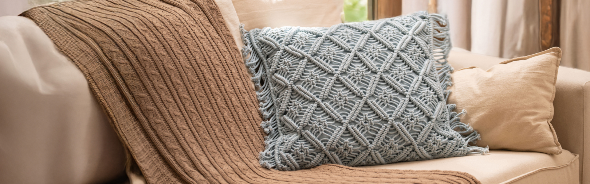 Mantas y Almohadones para Decorar tu Balcón Pequeño.