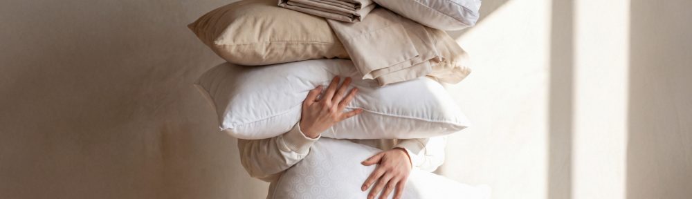Dormitorio sereno en tonos neutros con almohadas mullidas de Arredo