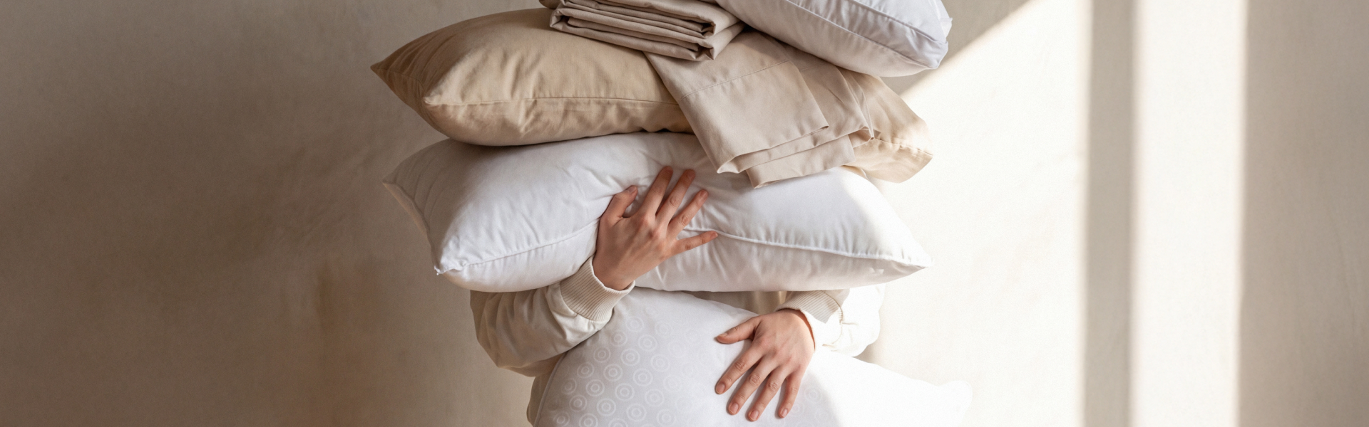 Dormitorio sereno en tonos neutros con almohadas mullidas de Arredo