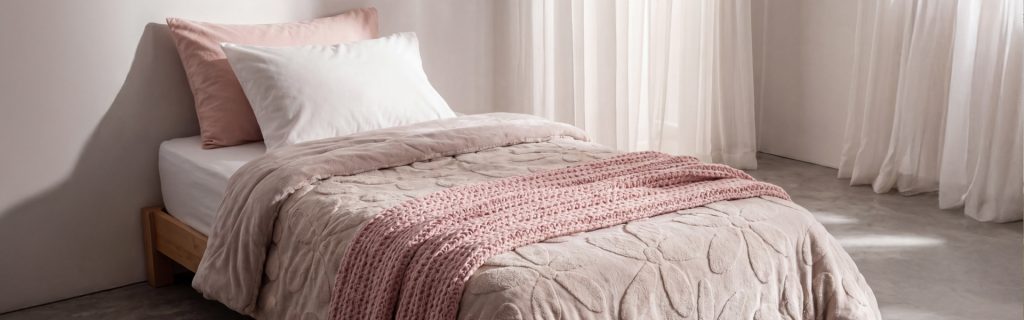Cama vestida con layering en invierno