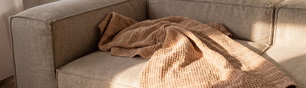 Rincón con sillón, manta Coral Fleece y luz tenue de Arredo