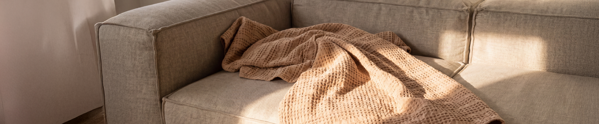 Rincón con sillón, manta Coral Fleece y luz tenue de Arredo