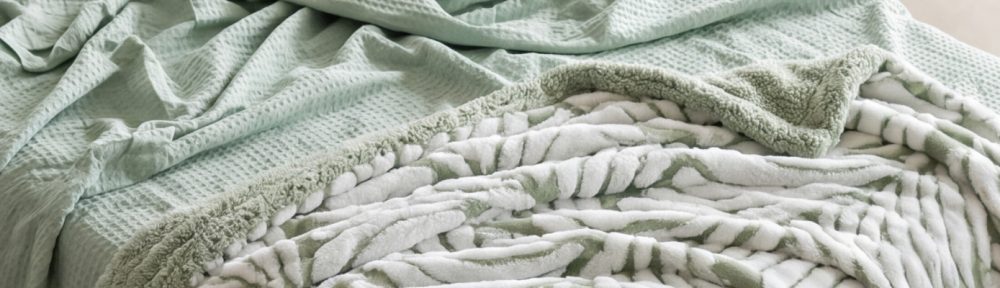 Composición de texturas de invierno: franela, Coral Fleece, polar y microfibra en tonos cálidos